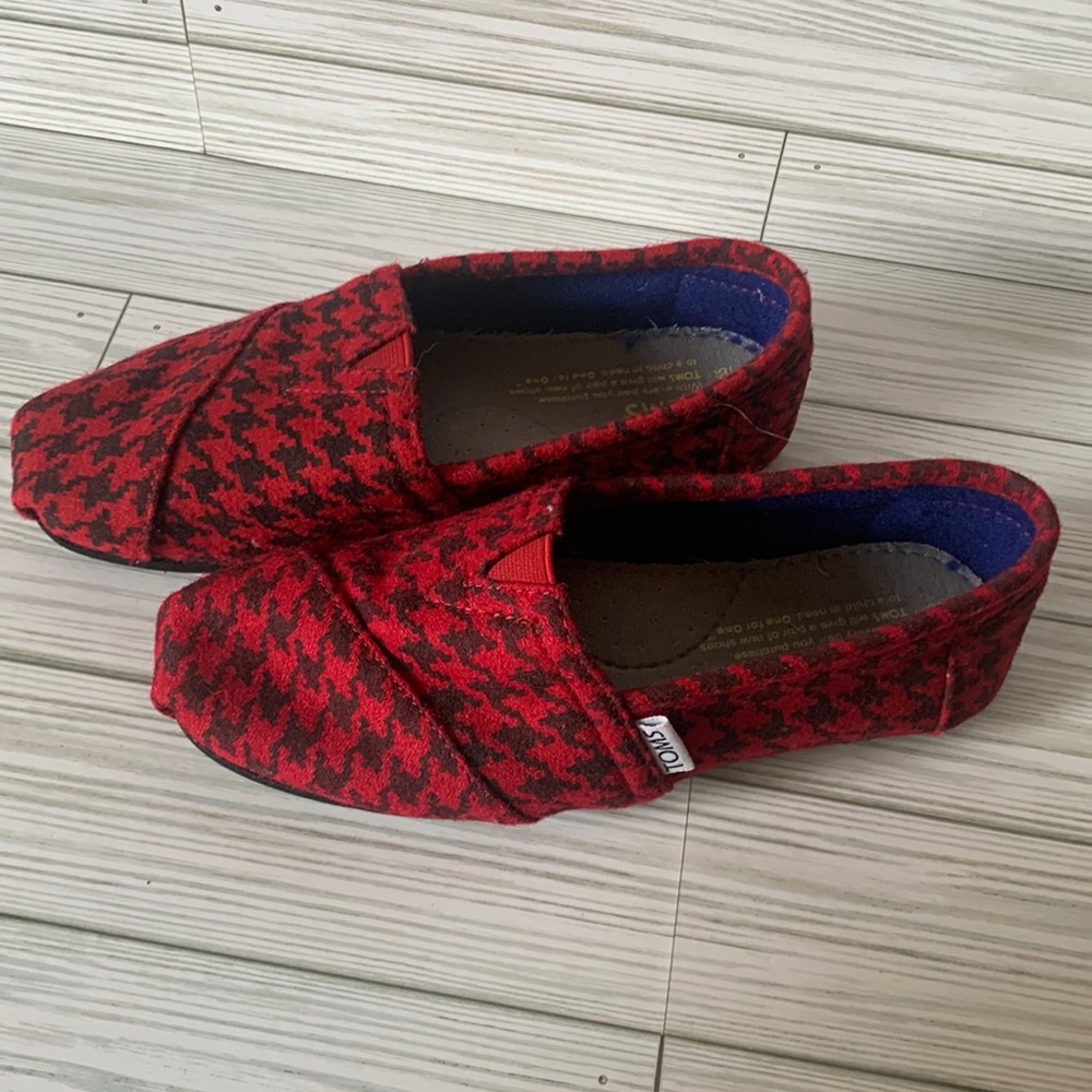 Toms red felt hounds tooth design